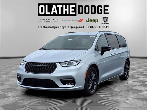 New 2026 Chrysler Pacifica Select image 1