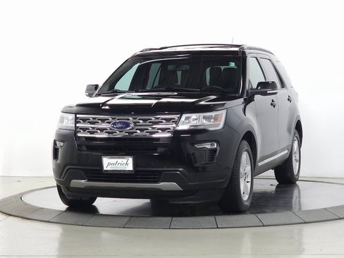 Used 2018 Ford Explorer XLT w/ Equipment Group 202A image 3