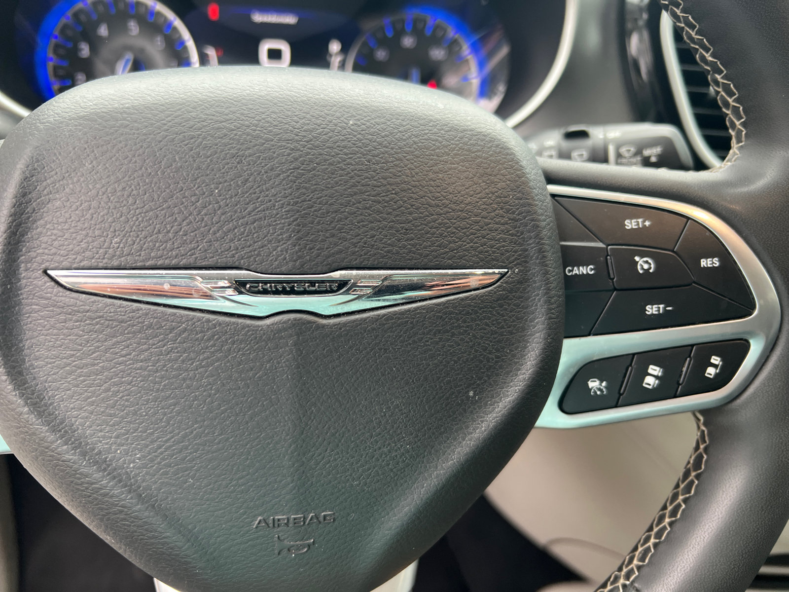 Used 2024 Chrysler Pacifica Touring-L FWD image 32
