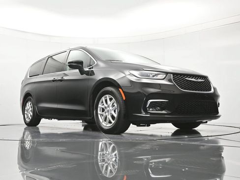 Used 2023 Chrysler Pacifica Touring-L FWD image 38