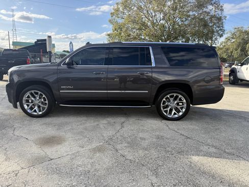 Used 2017 GMC Yukon XL Denali image 3