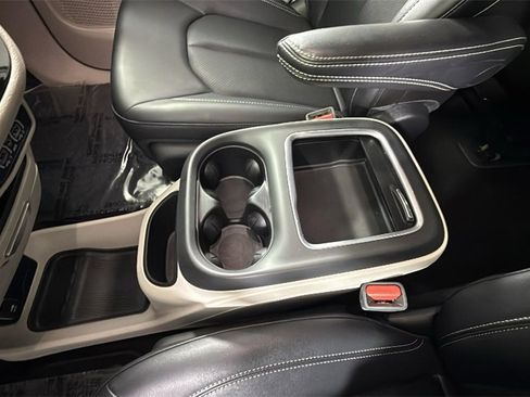 Used 2024 Chrysler Pacifica Select image 27