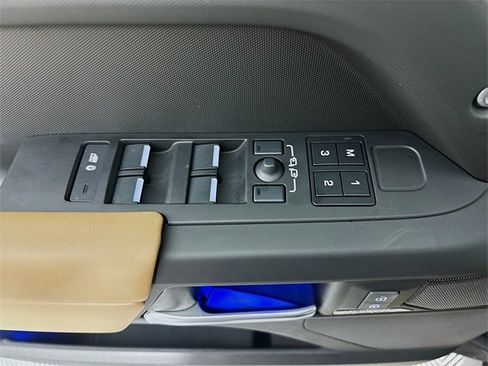 Used 2025 Land Rover Defender 110 X-Dynamic SE image 20