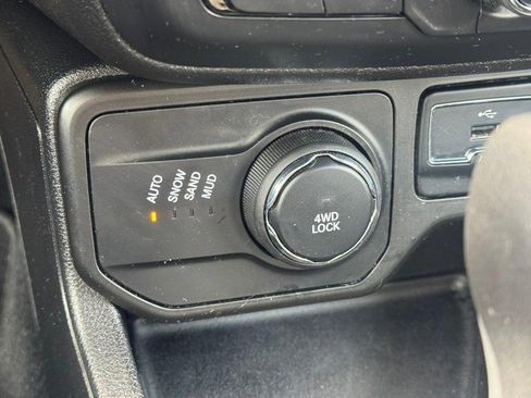 Used 2018 Jeep Renegade Latitude w/ Cold Weather Group AWD/4WD image 18
