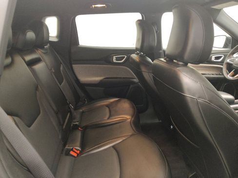 Used 2023 Jeep Compass Latitude AWD/4WD image 19