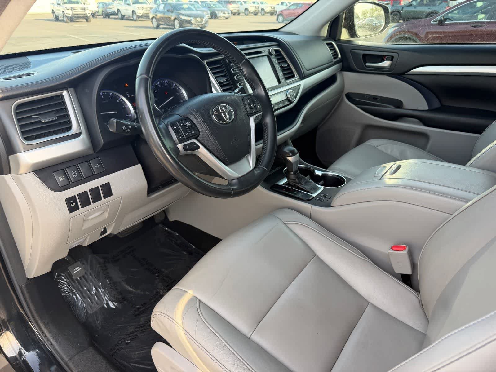 Used 2018 Toyota Highlander XLE FWD image 2