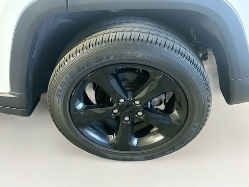 Used 2023 Jeep Grand Cherokee Altitude AWD/4WD image 11
