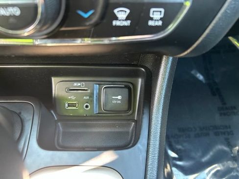 Used 2018 Jeep Cherokee Limited AWD/4WD image 19