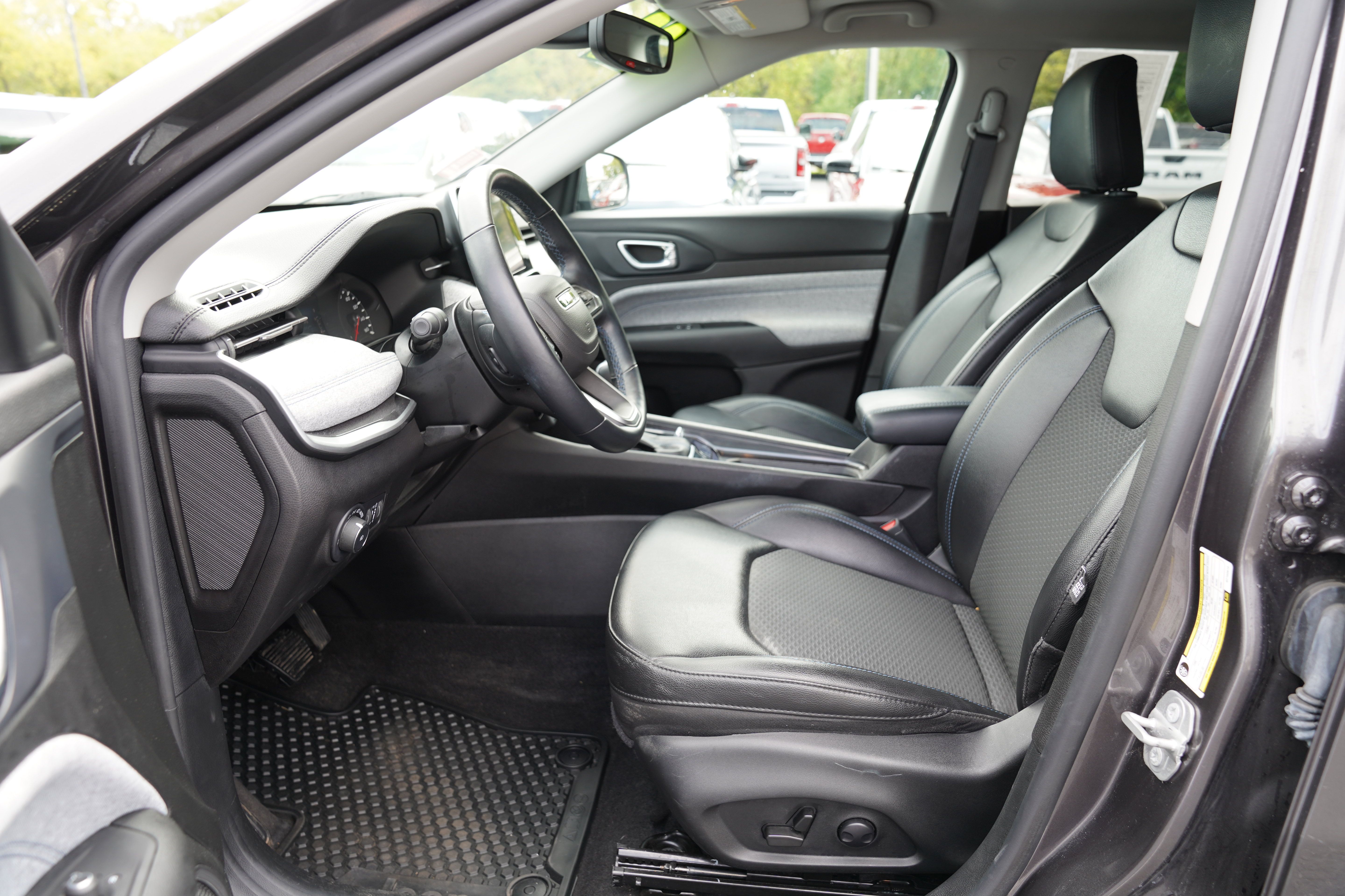Used 2022 Jeep Compass Latitude w/ Convenience Group AWD/4WD image 4