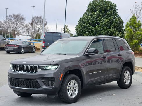 New 2025 Jeep Grand Cherokee Laredo image 3
