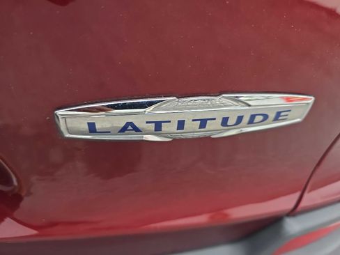 Used 2019 Jeep Cherokee Latitude Plus w/ Cold Weather Group AWD/4WD image 9
