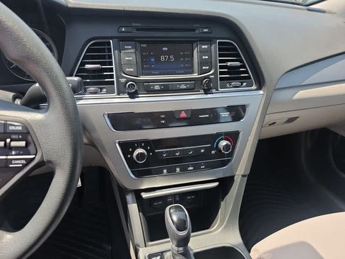 Used 2015 Hyundai Sonata SE w/ Option Group 09 FWD image 2