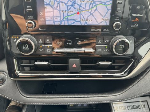 Used 2022 Toyota Highlander XLE AWD/4WD image 20