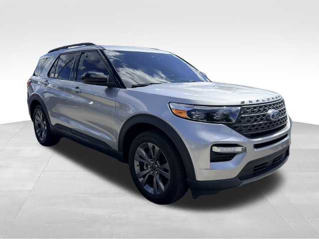 Used 2023 Ford Explorer XLT w/ Equipment Group 202A RWD image 3