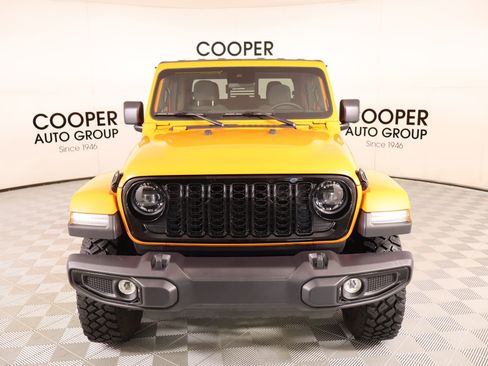 Used 2025 Jeep Gladiator Sport AWD/4WD image 9