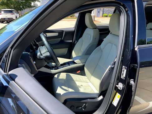 Used 2022 Volvo XC40 T5 Momentum w/ Premium Package AWD/4WD image 8