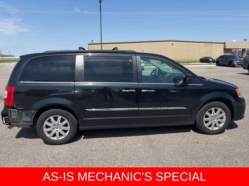 Used 2016 Chrysler Town & Country Touring w/ Driver Convenience Group image 4