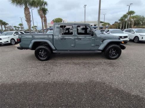 Used 2025 Jeep Gladiator Sport image 9