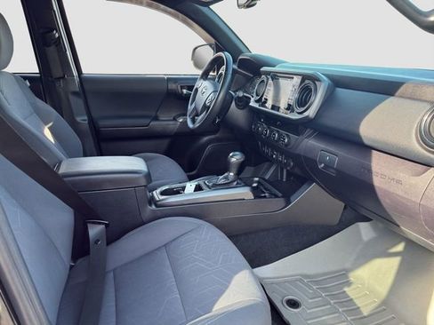 Used 2018 Toyota Tacoma TRD Off-Road w/ Technology Package image 18