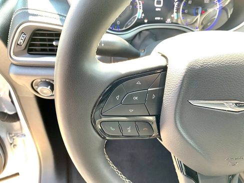 Used 2025 Chrysler Pacifica Limited FWD image 34