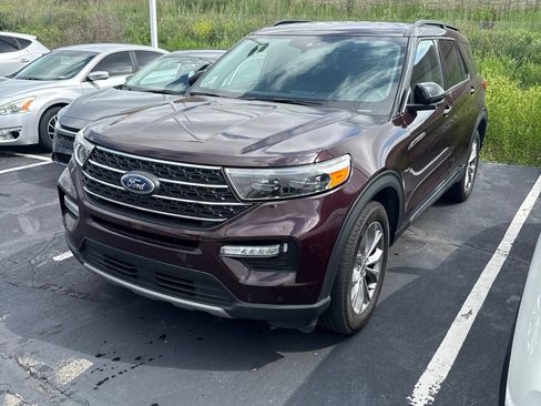 Used 2023 Ford Explorer XLT w/ Equipment Group 202A AWD/4WD image 2