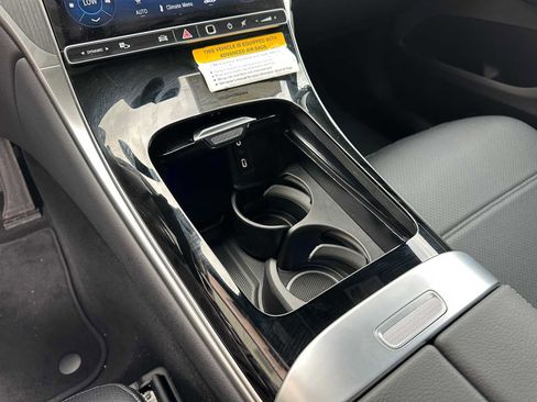 Used 2025 Mercedes-Benz GLC 300 4MATIC image 31