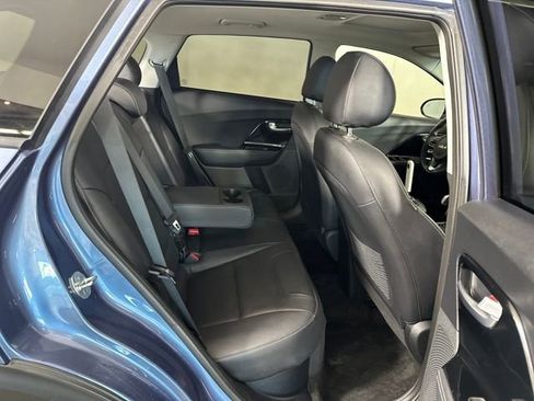 Used 2022 Kia Niro EX Premium image 27