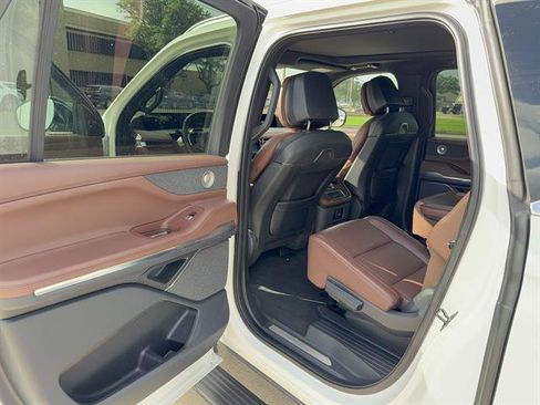 Used 2025 Lincoln Navigator L Reserve AWD/4WD image 9
