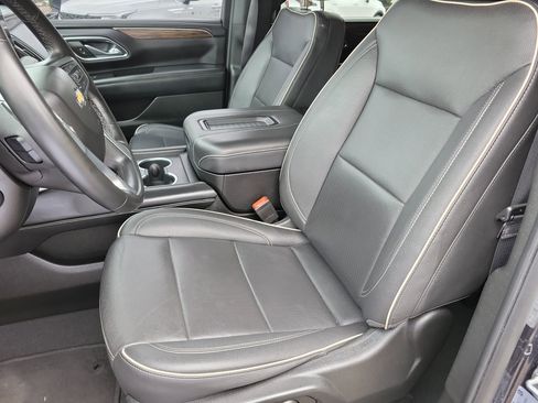 Used 2023 Chevrolet Suburban Premier image 4