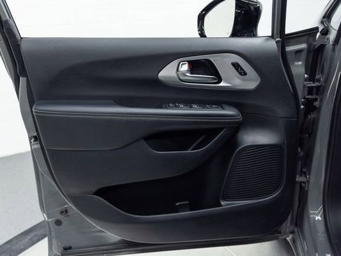 Used 2025 Chrysler Pacifica Limited image 11