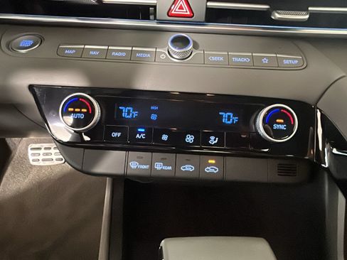 Certified 2025 Hyundai Elantra SEL FWD image 22