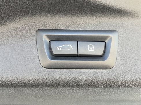 Used 2024 BMW X7 xDrive40i w/ Premium Package image 33