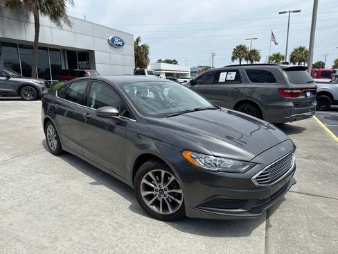 Used 2017 Ford Fusion SE w/ Fusion SE Technology Package FWD image 1