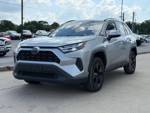 Used 2022 Toyota RAV4 XLE FWD image 2
