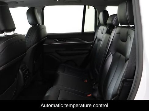 Used 2023 Jeep Grand Cherokee Limited w/ Black Appearance Package AWD/4WD image 8
