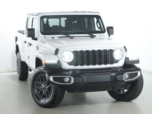 Used 2024 Jeep Gladiator Sport AWD/4WD image 2