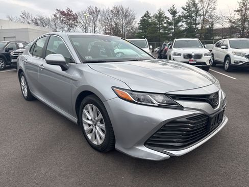 Used 2018 Toyota Camry LE image 3