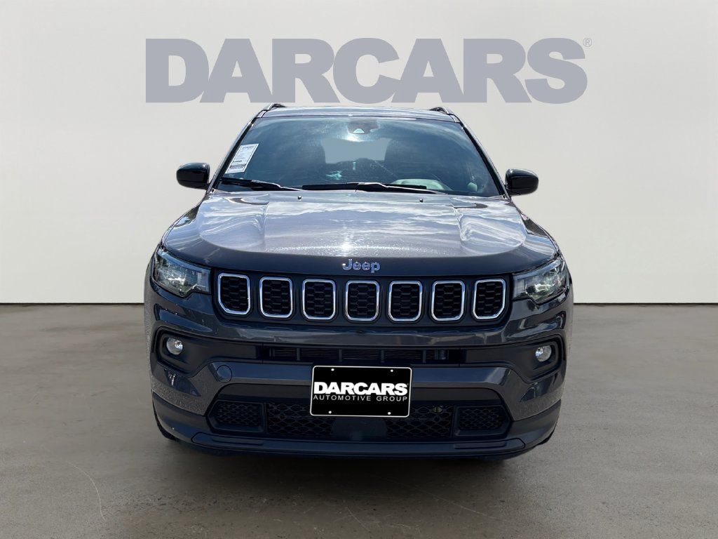 Used 2024 Jeep Compass Latitude AWD/4WD image 2