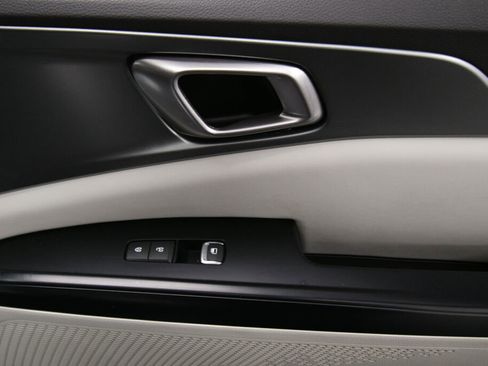 Used 2022 Kia Carnival LX image 28