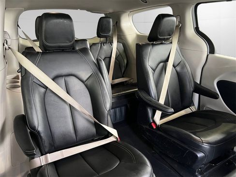 Used 2024 Chrysler Pacifica Select image 20