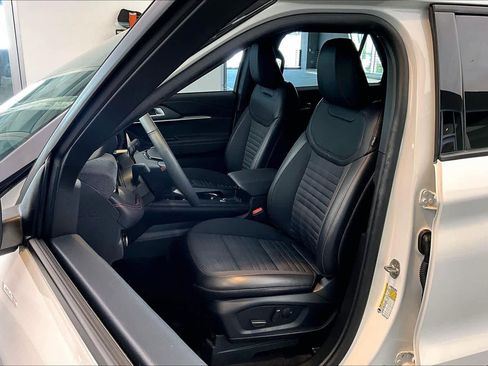 Used 2025 Ford Explorer ST-Line image 8