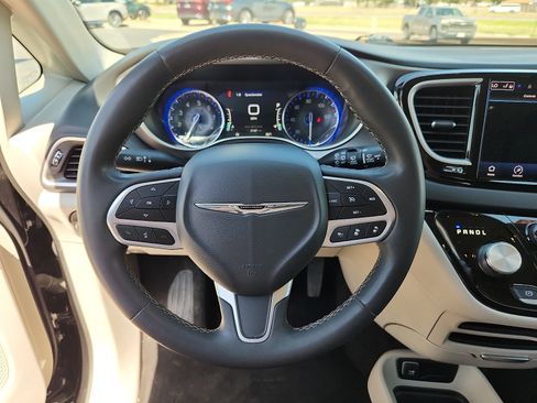 Used 2023 Chrysler Pacifica Touring-L FWD image 16
