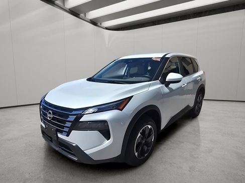 Used 2025 Nissan Rogue SV AWD/4WD image 2