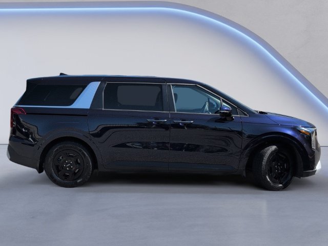Used 2025 Kia Carnival LX FWD image 3