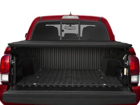 Used 2018 Toyota Tacoma TRD Sport image 9