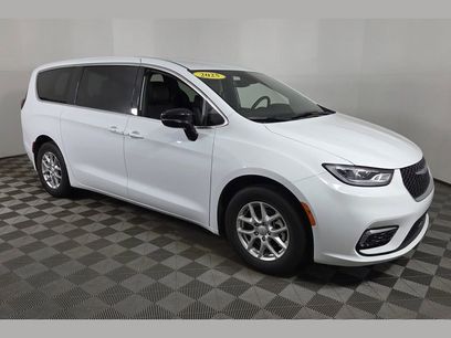 Used 2025 Chrysler Pacifica Select