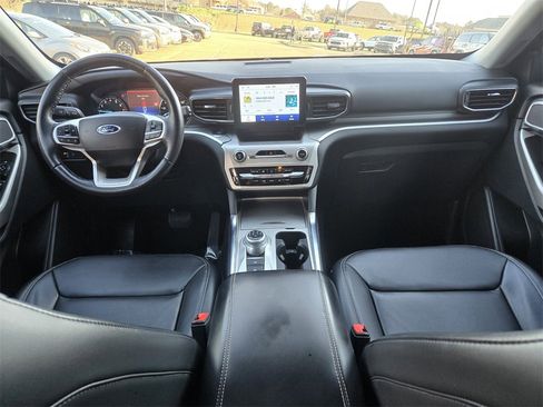 Used 2022 Ford Explorer XLT w/ Equipment Group 202A image 6