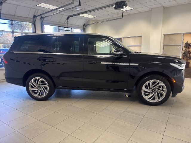 Used 2025 Lincoln Navigator Reserve AWD/4WD image 8