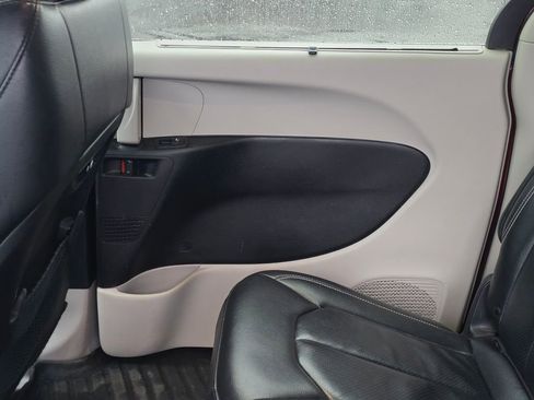 Used 2022 Chrysler Pacifica Touring-L image 47