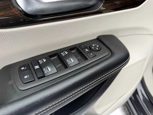 Used 2023 Chrysler Pacifica Limited image 13